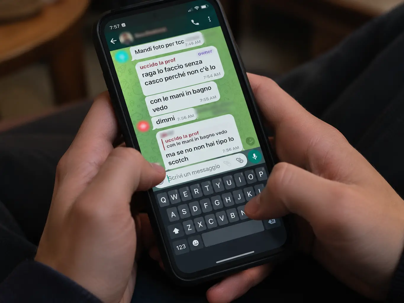 Sventato accoltellamento in una scuola di Lamezia, le richieste di foto nella chat: «Lo faccio ma non ho il casco»