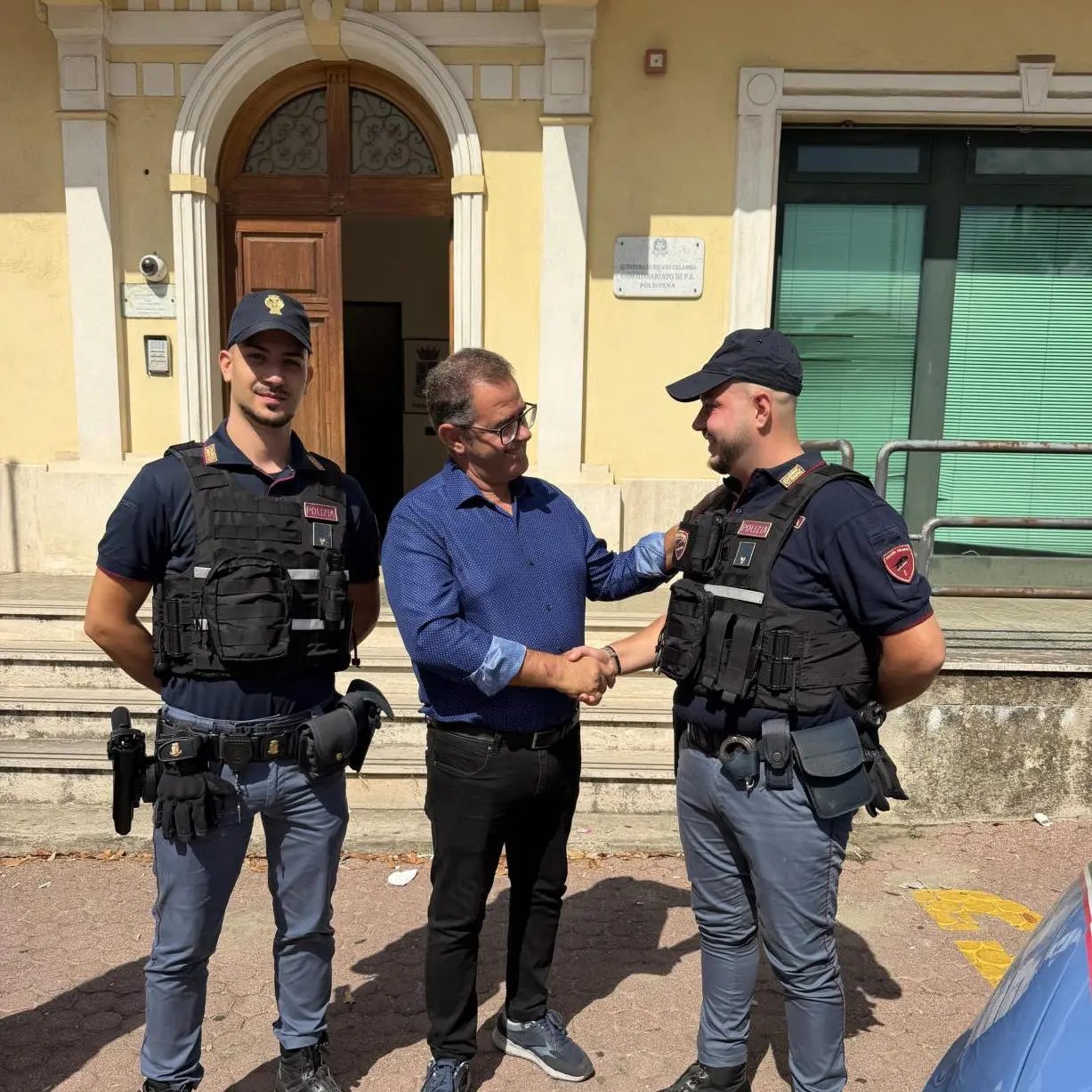 <p>Polistena, colpito da un infarto viene accompagnato in ospedale dai poliziotti: mesi dopo torna in Commissariato per ringraziarli</p>