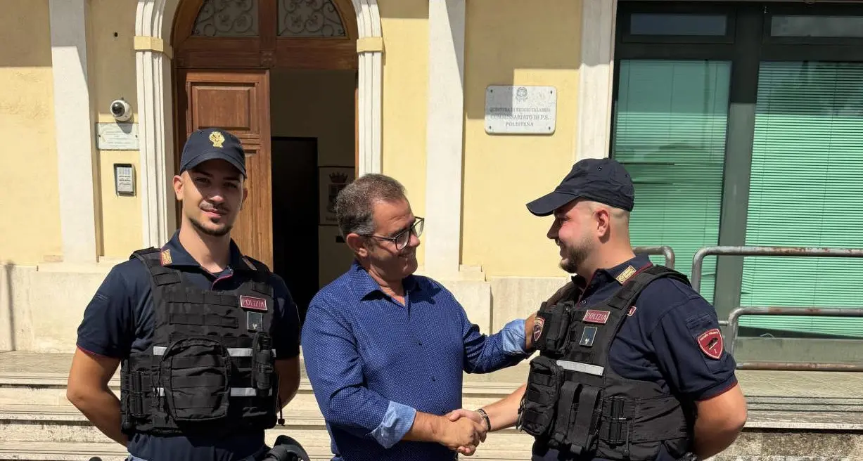 Polistena, colpito da un infarto viene accompagnato d’urgenza in ospedale dai poliziotti: mesi dopo torna in Commissariato per ringraziarli\n