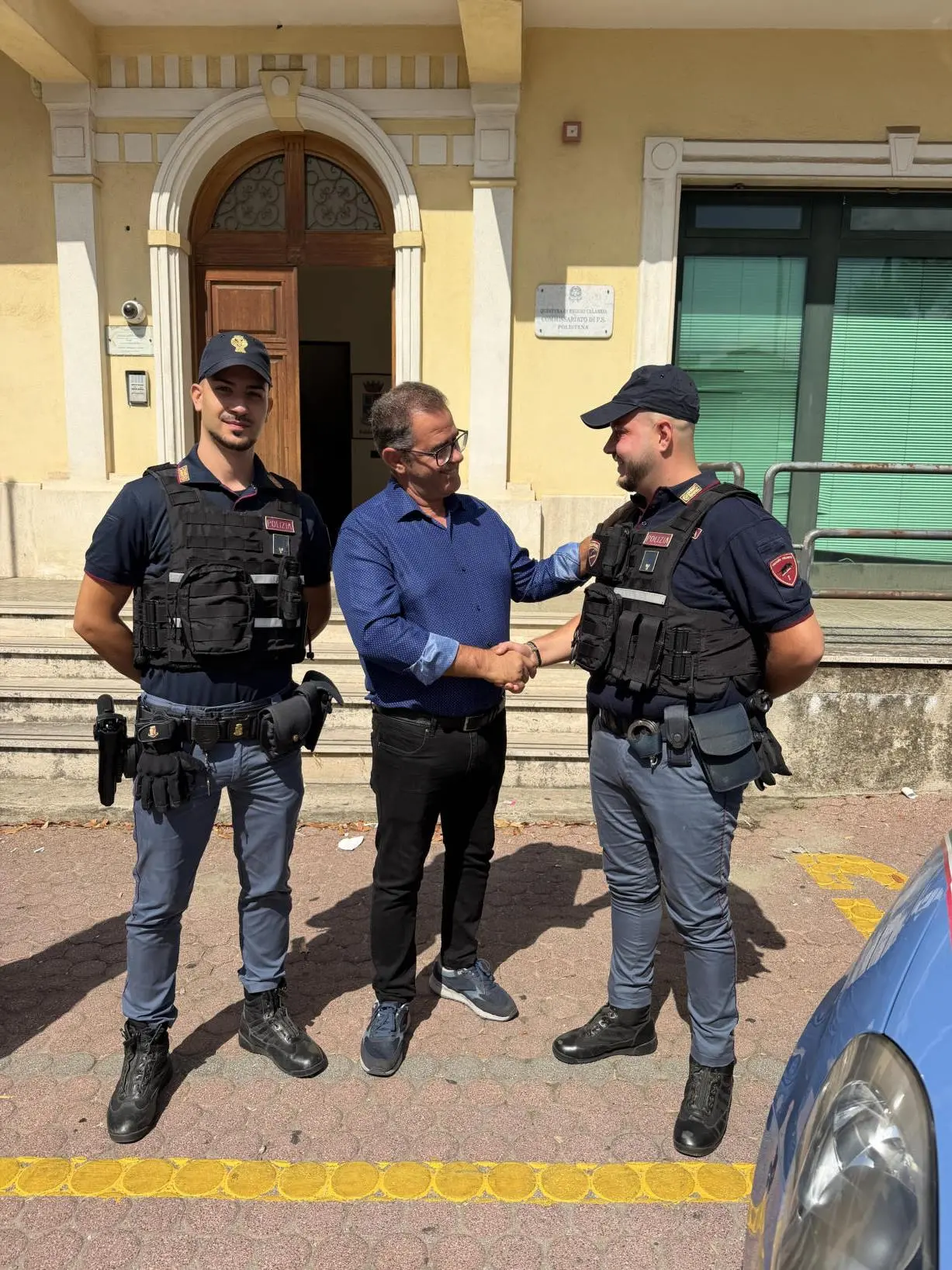 Polistena, colpito da un infarto viene accompagnato d’urgenza in ospedale dai poliziotti: mesi dopo torna in Commissariato per ringraziarli\n