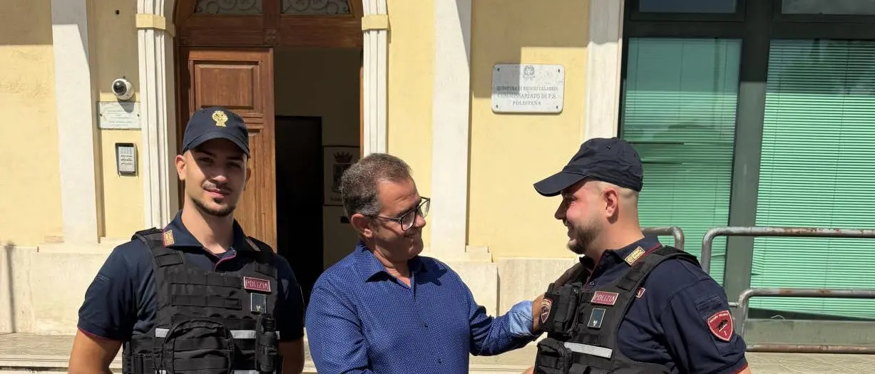 Polistena, colpito da un infarto viene accompagnato d’urgenza in ospedale dai poliziotti: mesi dopo torna in Commissariato per ringraziarli\n