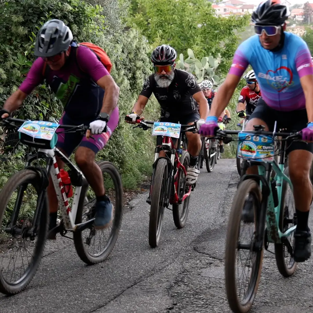 Inaugurato il nuovo Bike Tour tra la Costa degli Dei e l’altopiano del Poro: il racconto a LaC Storie\n