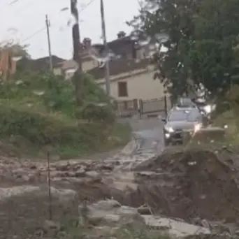 <p>Strade come fiumi, il maltempo colpisce il Tirreno: a Paola esonda il torrente Scirocco</p>