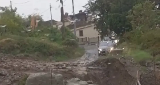 Il maltempo colpisce il Tirreno. A Paola, esonda il torrente Scirocco: fango e detriti invadono la strada\n