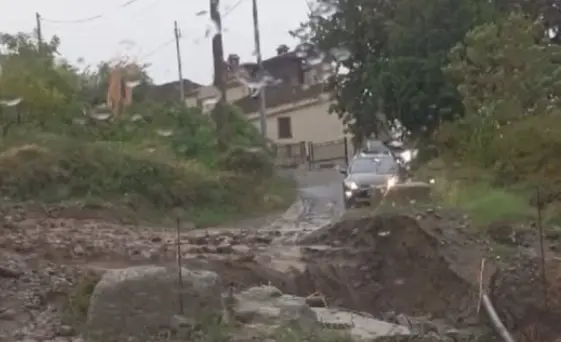 Il maltempo colpisce il Tirreno. A Paola, esonda il torrente Scirocco: fango e detriti invadono la strada\n