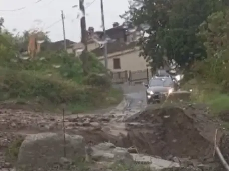Il maltempo colpisce il Tirreno. A Paola, esonda il torrente Scirocco: fango e detriti invadono la strada