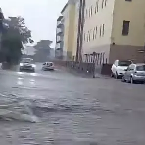 Il maltempo colpisce il Tirreno. A Paola, esonda il torrente Scirocco: fango e detriti invadono la strada\n