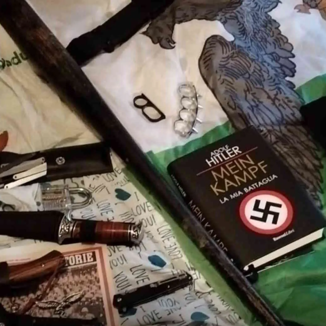 Esaltavano Hitler e i suprematisti, perquisizioni in\u00A0tutta Italia e anche in Calabria: 17 indagati, 14\u00A0sono minorenni\n