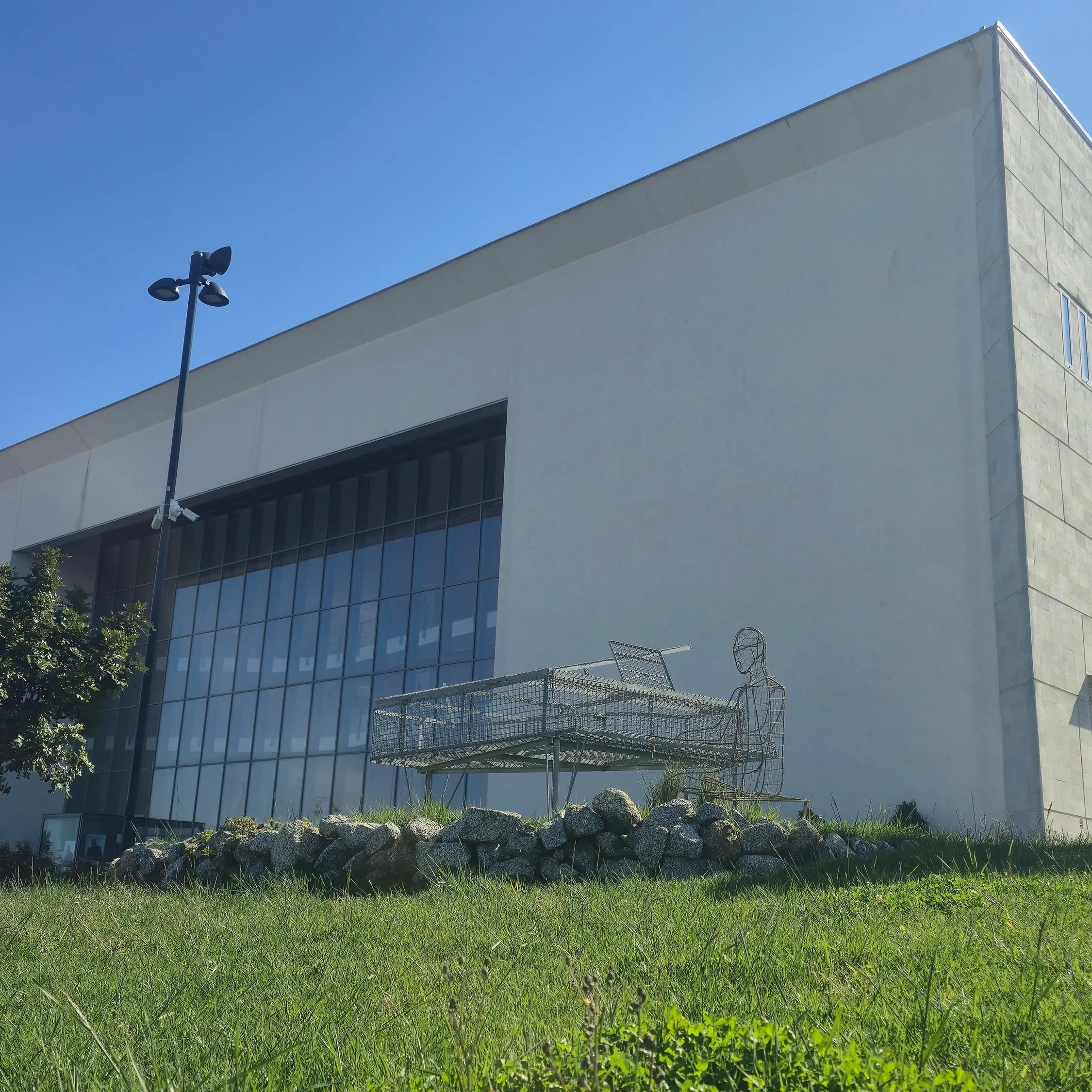 Teatro comunale di Vibo “in comodato gratuito”: gestione senza canone ma il rischio economico sarà del privato, ecco il bando del Comune\n