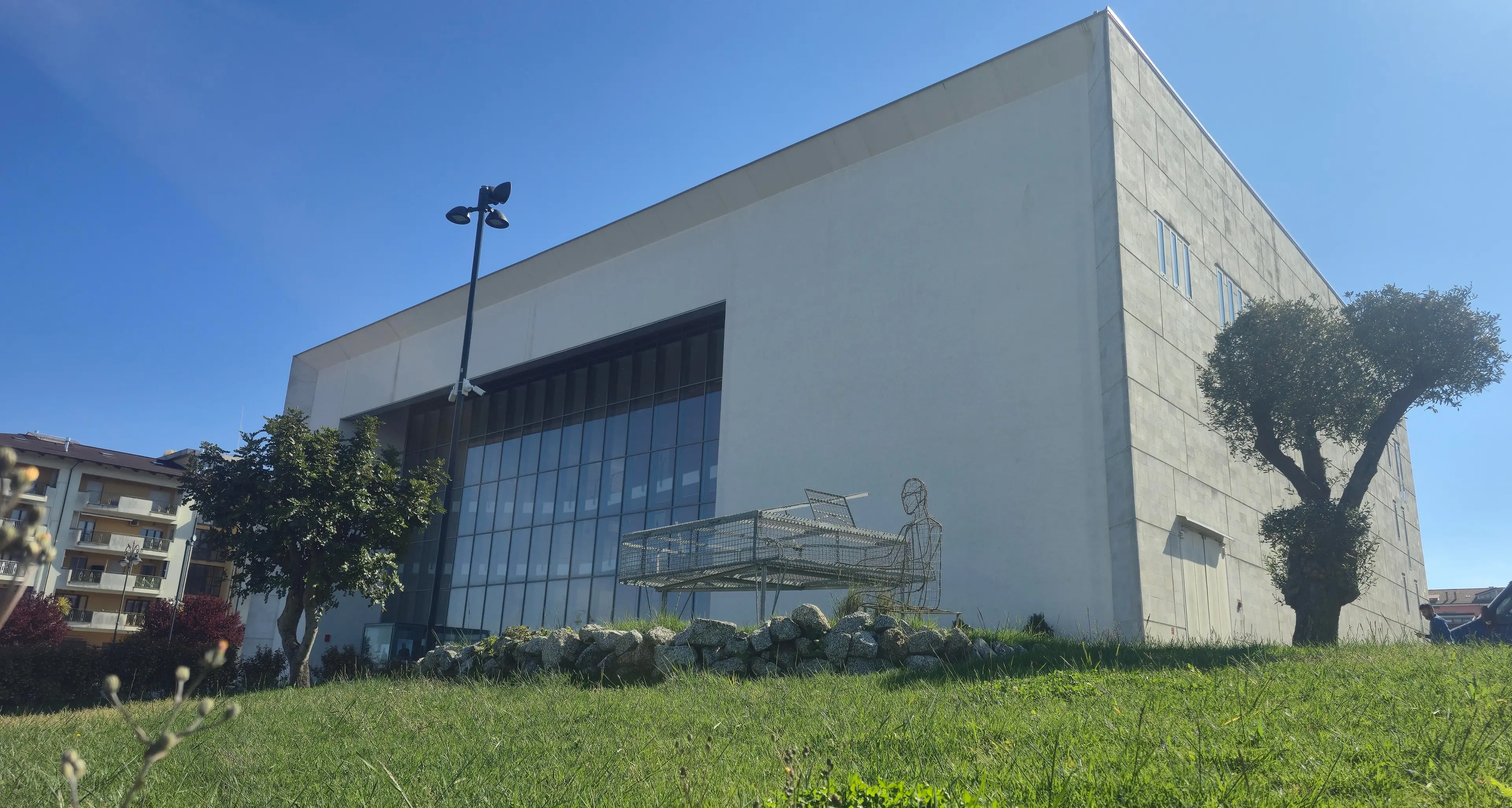 Teatro comunale di Vibo “in comodato gratuito”: gestione senza canone ma il rischio economico sarà del privato, ecco il bando del Comune\n