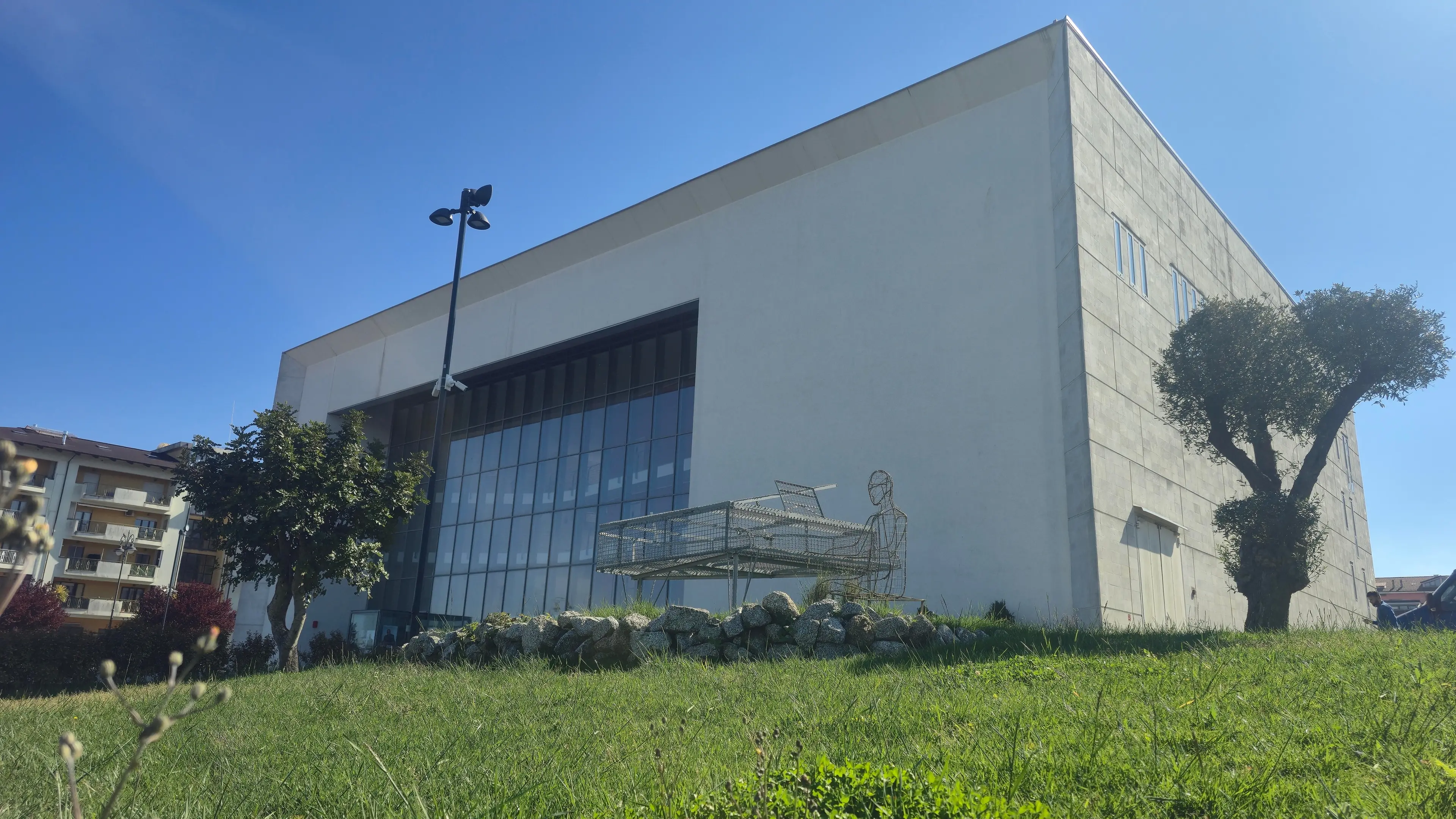 Teatro comunale di Vibo “in comodato gratuito”: gestione senza canone ma il rischio economico sarà del privato, ecco il bando del Comune\n