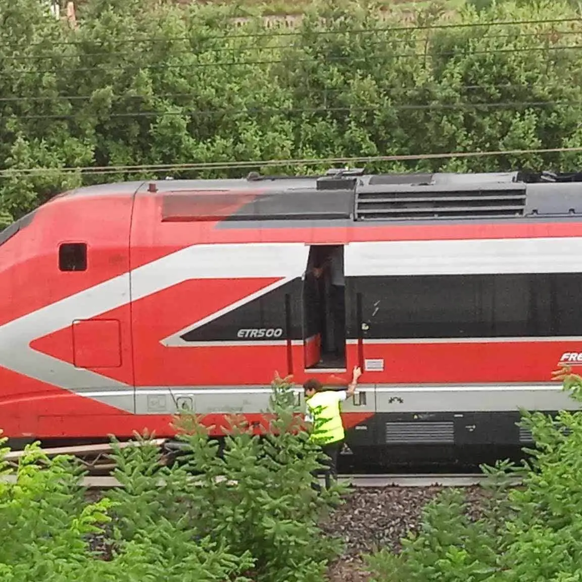 Treni bloccati sulla linea ferroviaria tirrenica: un cavo cade tra Nocera e Lamezia, Calabria\u00A0spaccata in due\n