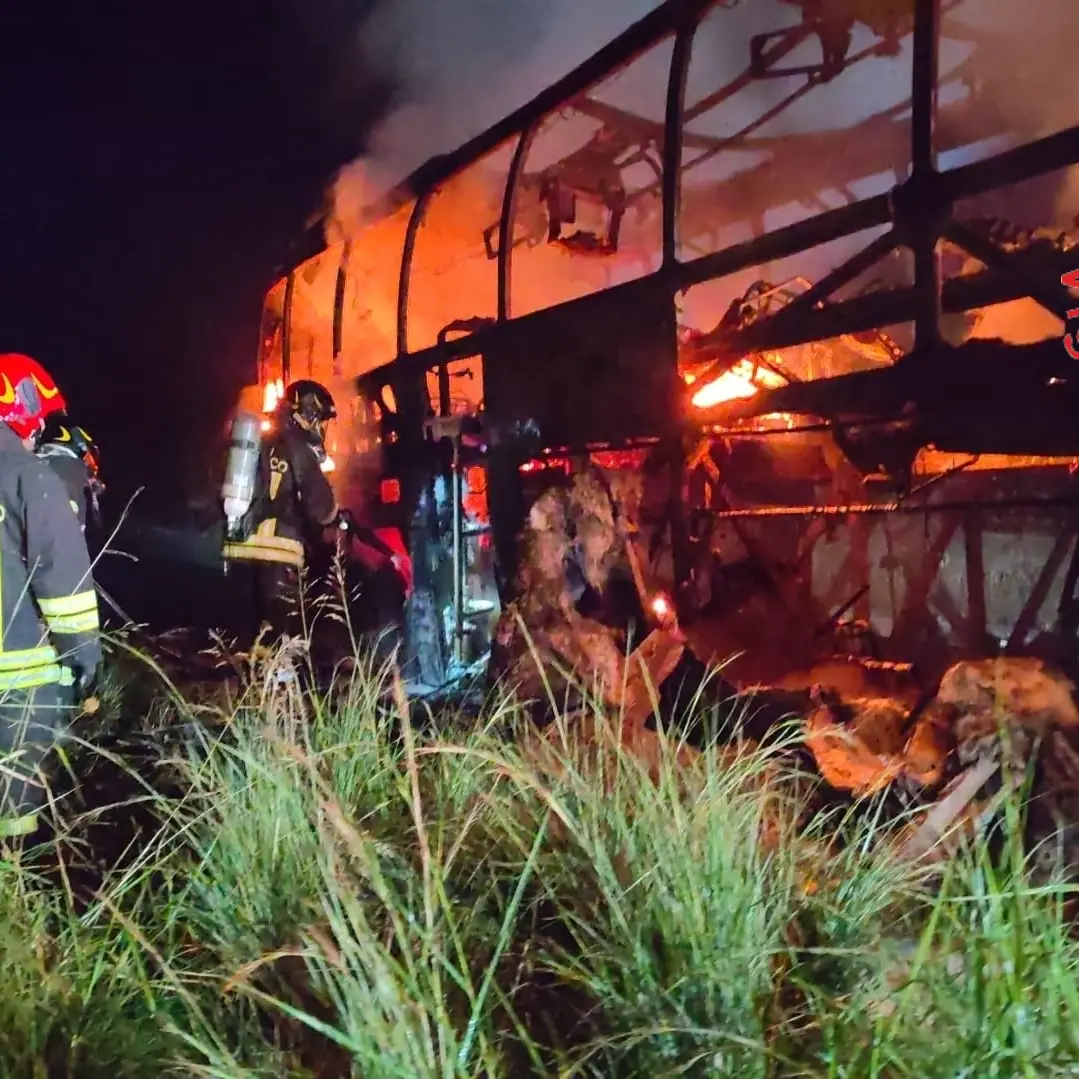 Soverato Superiore, bus scuola guida distrutto dal fuoco: illesi l’istruttore ed un allievo