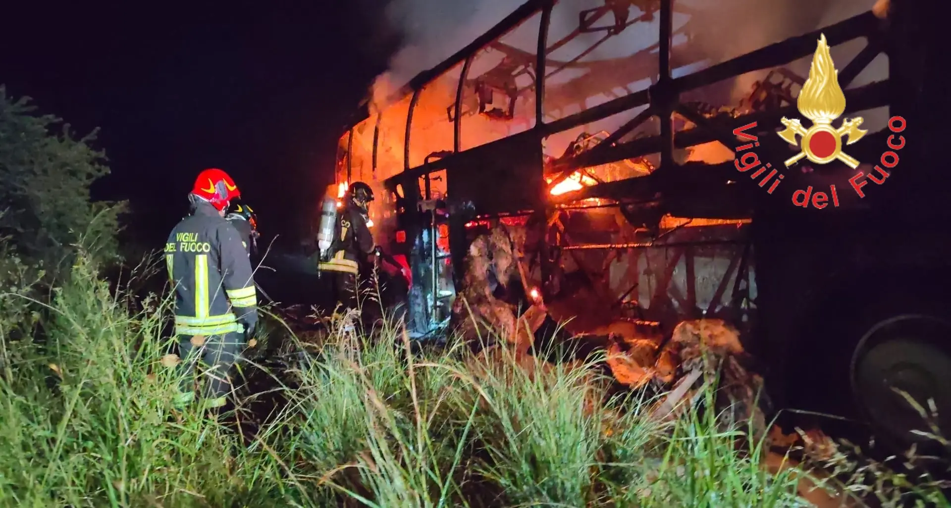 Soverato Superiore, bus scuola guida distrutto dal fuoco: illesi l’istruttore ed un allievo