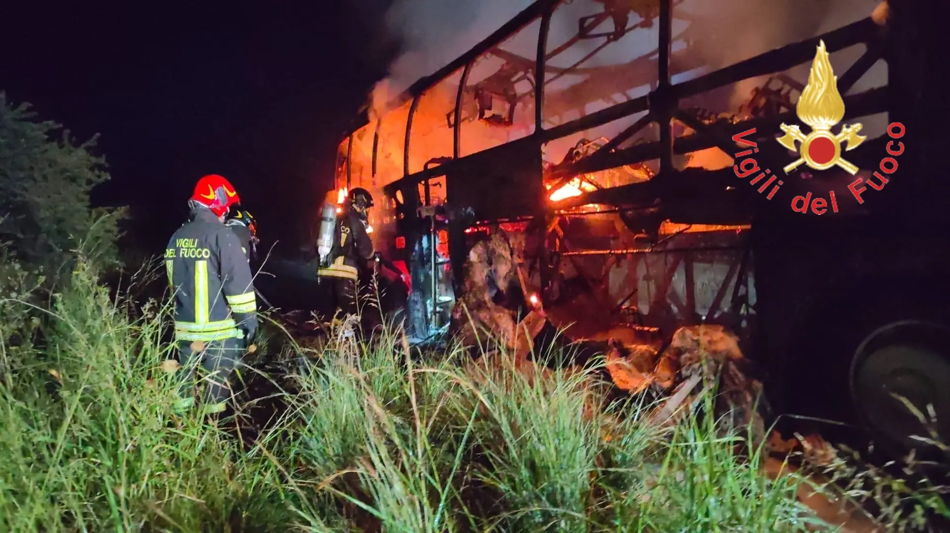 Soverato Superiore, bus scuola guida distrutto dal fuoco: illesi l’istruttore ed un allievo