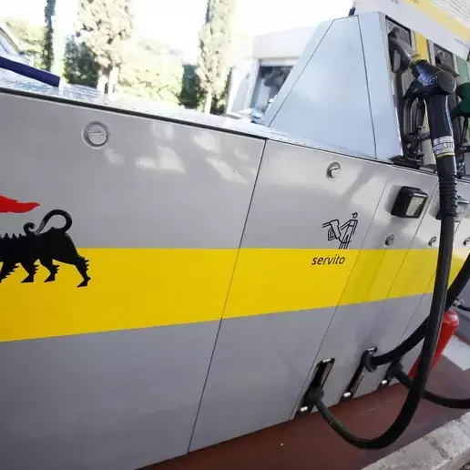 Caro carburanti, Eni mette un tetto ai prezzi: diesel massimo a 2,19 euro e benzina a 1,99\n