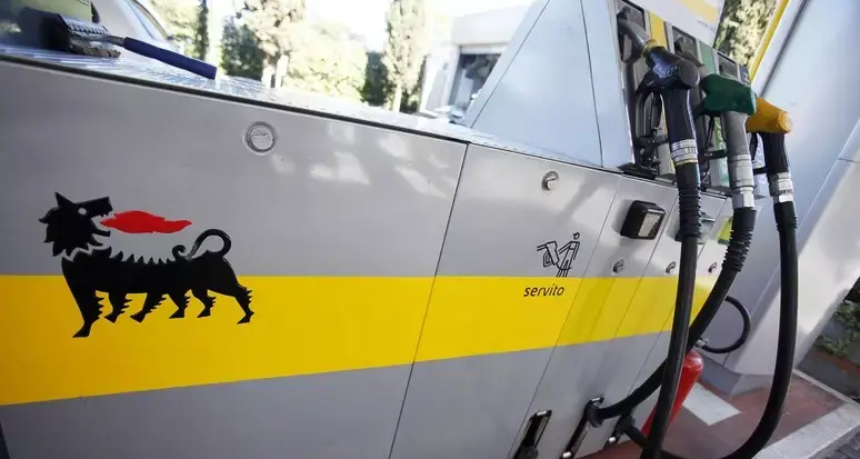 Caro carburanti, Eni mette un tetto ai prezzi: diesel massimo a 2,19 euro e benzina a 1,99\n