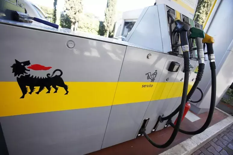 Caro carburanti, Eni mette un tetto ai prezzi: diesel massimo a 2,19 euro e benzina a 1,99\n