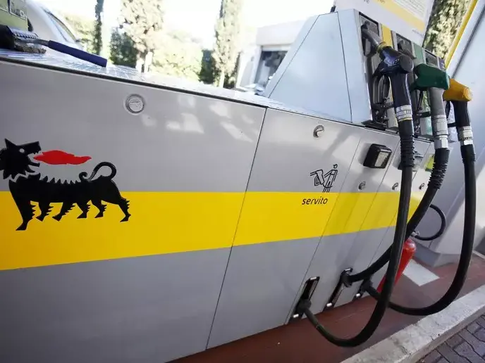 Caro carburanti, Eni mette un tetto ai prezzi: diesel massimo a 2,19 euro e benzina a 1,99