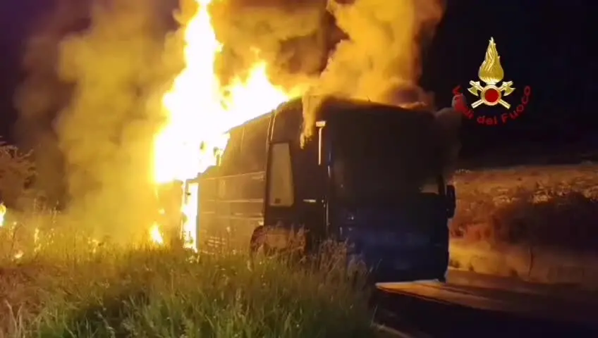Autobus in fiamme a Soverato