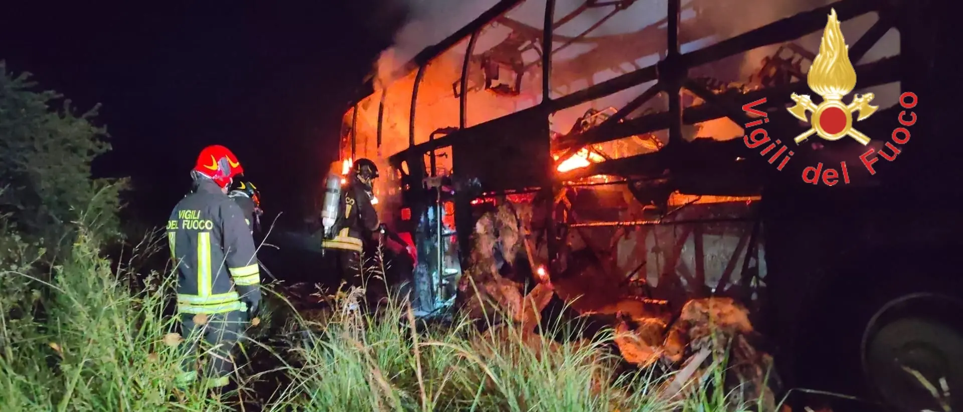 Autobus di una scuola guida prende fuoco sulla Statale 182 a Soverato:\u00A0a bordo istruttore e allievo\n