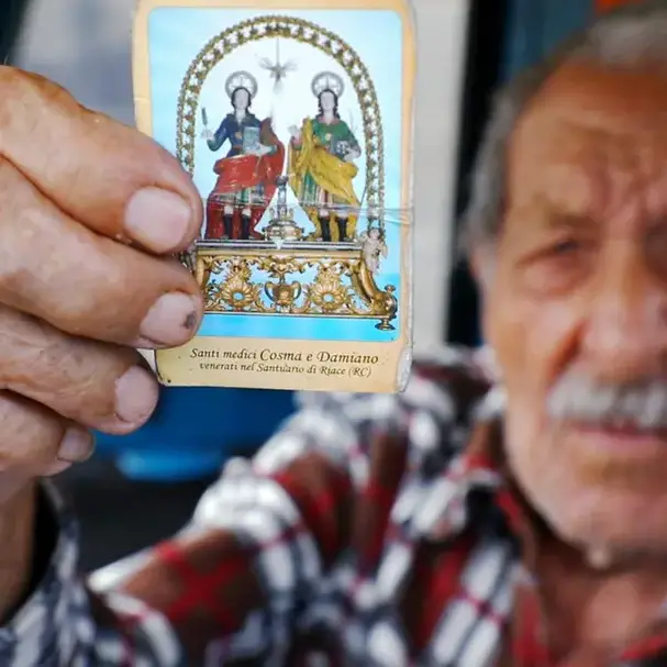 I santi Cosma e Damiano: la verità spoglia sul raduno devozionale più frainteso della Calabria\n