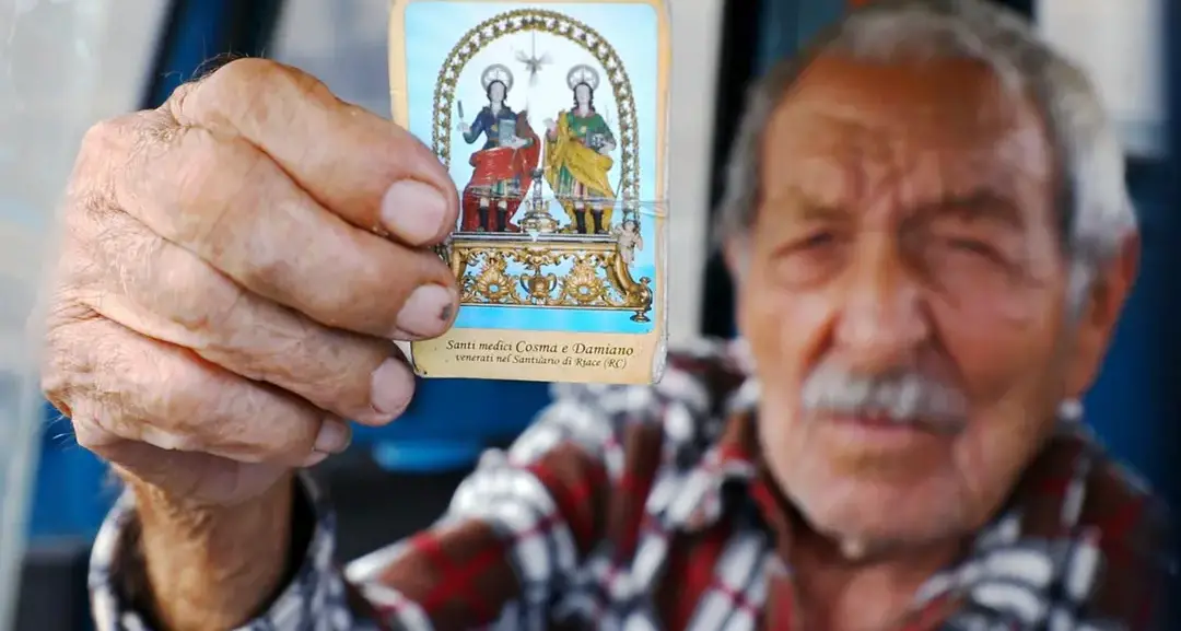 I santi Cosma e Damiano: la verità spoglia sul raduno devozionale più frainteso della Calabria\n