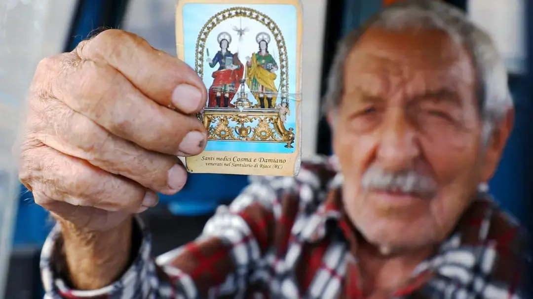 I santi Cosma e Damiano: la verità spoglia sul raduno devozionale più frainteso della Calabria\n