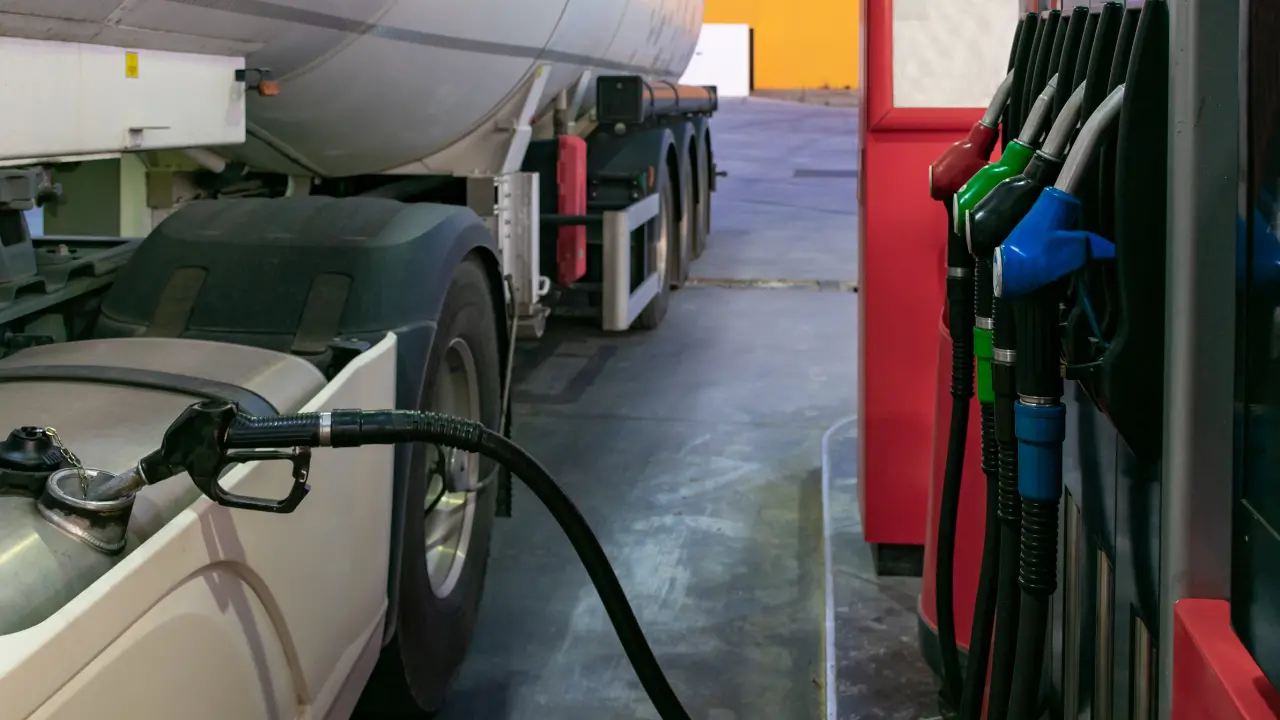 Caro carburanti, Confapi Trasporti: «Aziende al collasso, pronti a fermare i mezzi»\n