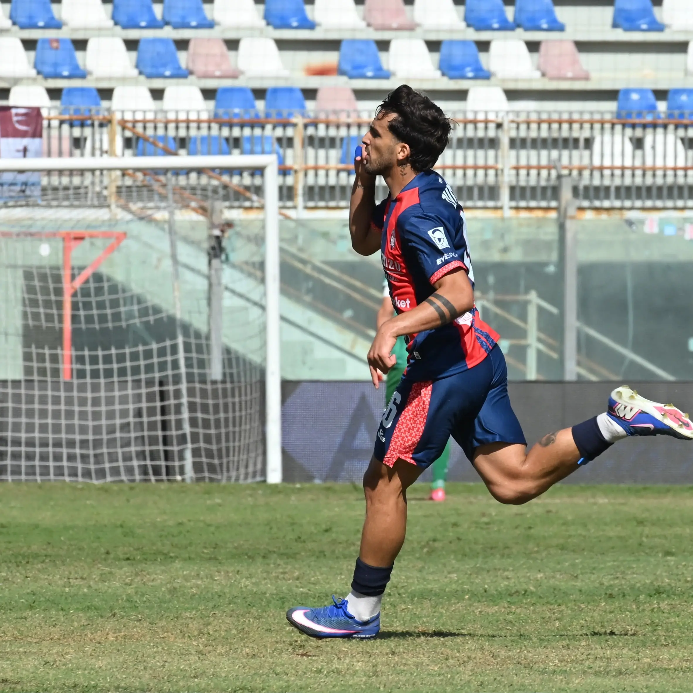 Il Crotone rialza la testa: battuta la Salernitana 2-1, ora la classifica è a quota zero\n\n\n