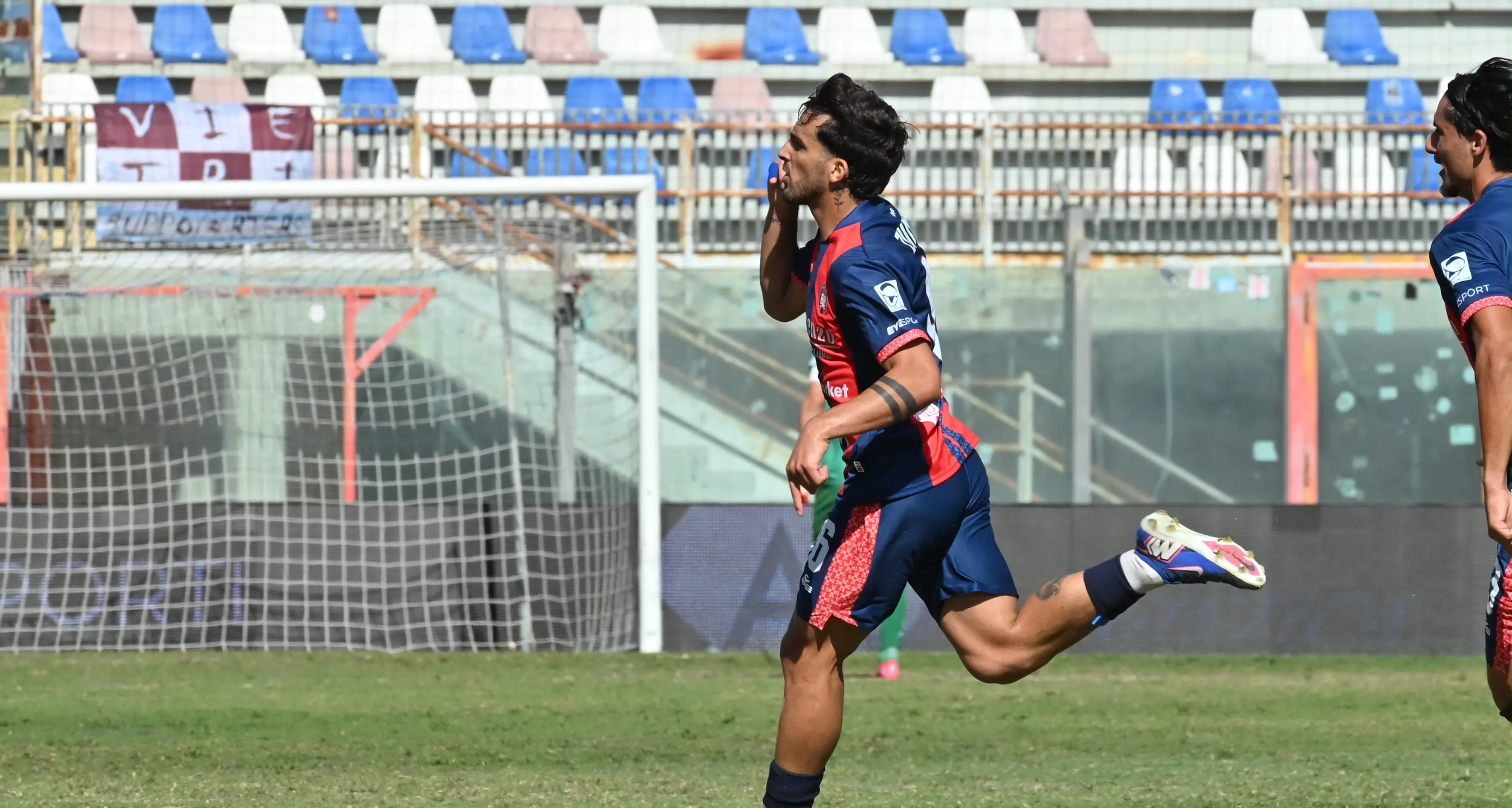 Il Crotone rialza la testa: battuta la Salernitana 2-1, ora la classifica è a quota zero\n\n\n