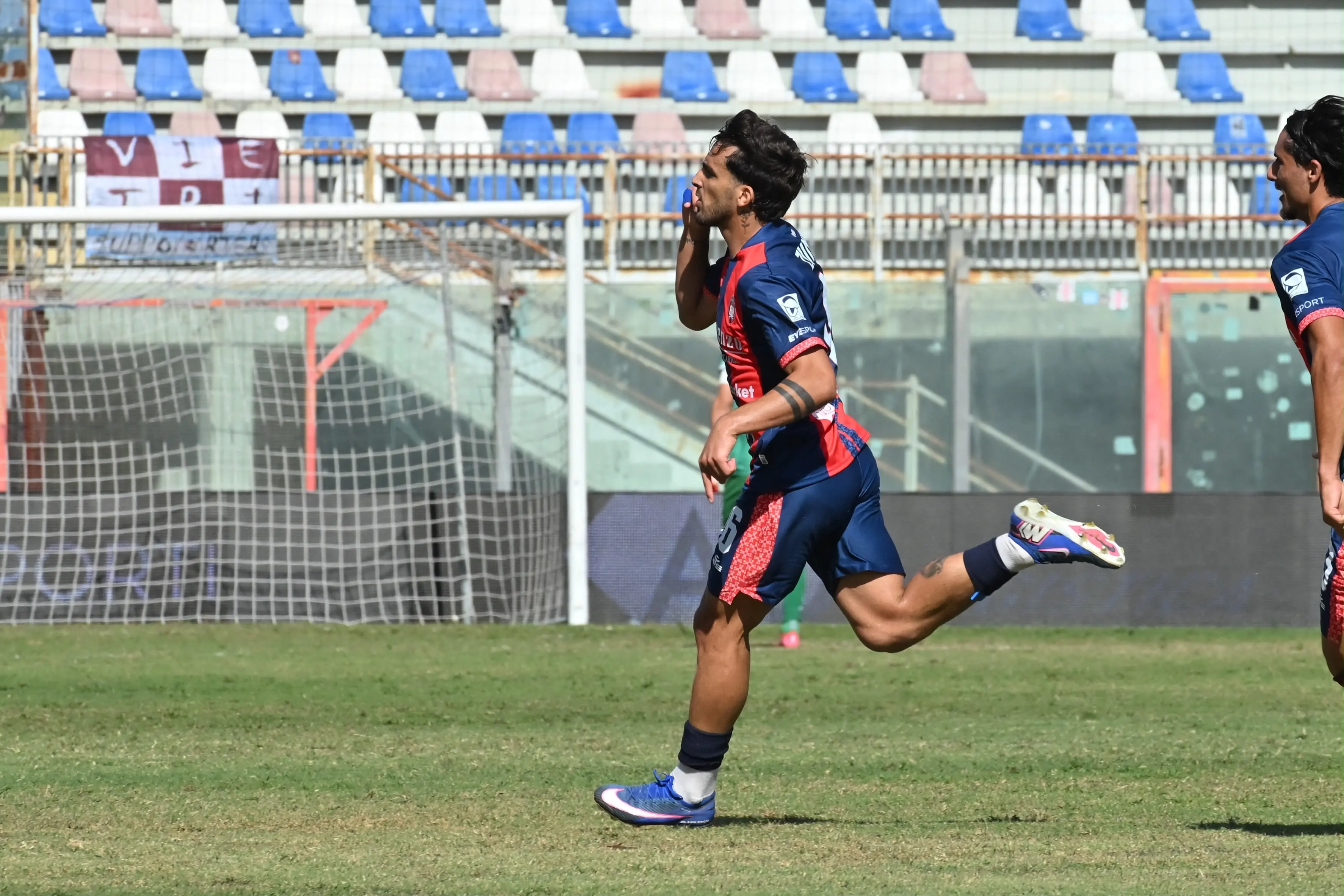Il Crotone rialza la testa: battuta la Salernitana 2-1, ora la classifica è a quota zero\n\n\n