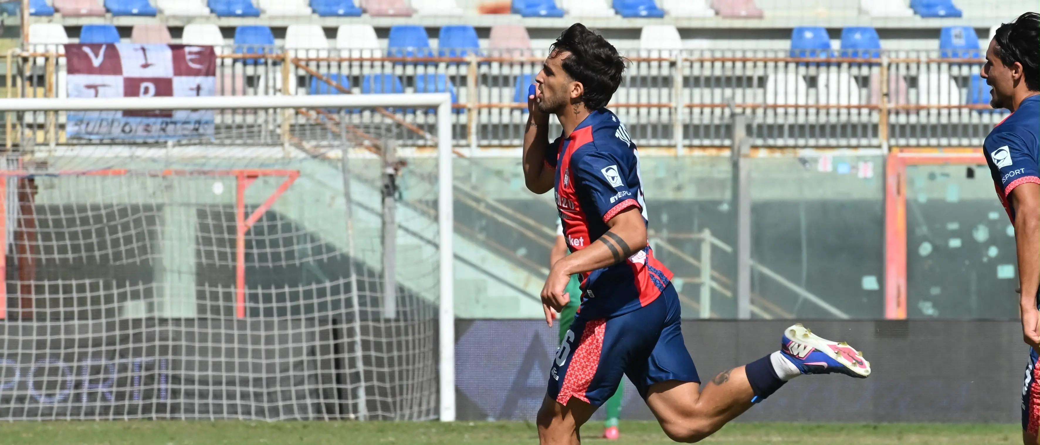 Il Crotone rialza la testa: battuta la Salernitana 2-1, ora la classifica è a quota zero\n\n\n