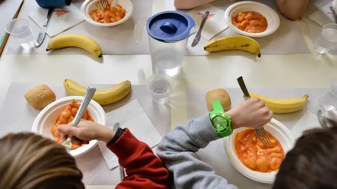 Bambini della Scuola Marie Curie, mangiano alla mensa scolastica con il pranzo di Milano Ristorazione (Luca Matarazzo, Milano - 2015-03-26) p.s. la foto e\\' utilizzabile nel rispetto del contesto in cui e\\' stata scattata, e senza intento diffamatorio del decoro delle persone rappresentate , FOTOGRAMMA