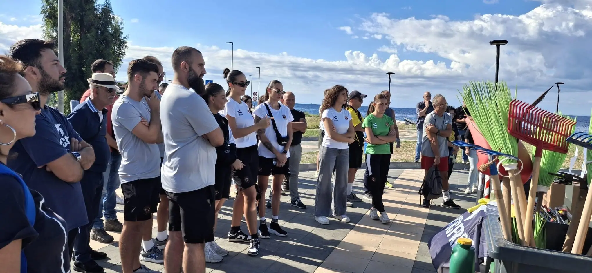 Le atlete della Puliservice Volley Reggio Calabria si “chinano” per l’ambiente: in scena per il Plastic Free al Parco Lineare Sud\n\u00A0\n