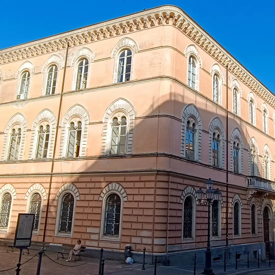 Palazzo dell’Intendenza di Finanza: Il Rinascimento Fiorentino nel cuore di Catanzaro\n