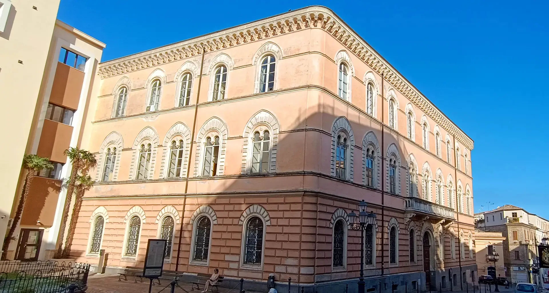 Palazzo dell’Intendenza di Finanza: Il Rinascimento Fiorentino nel cuore di Catanzaro\n