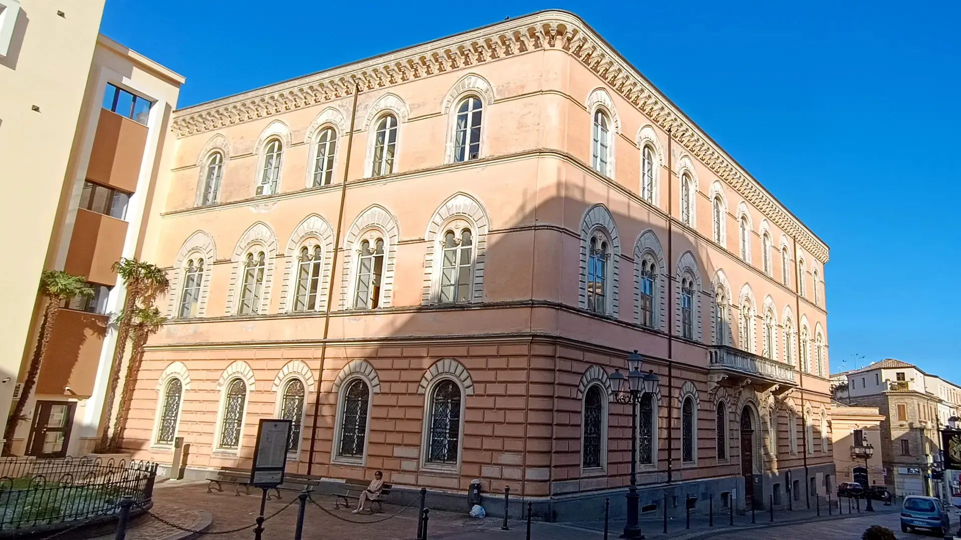 Palazzo dell’Intendenza di Finanza: Il Rinascimento Fiorentino nel cuore di Catanzaro\n