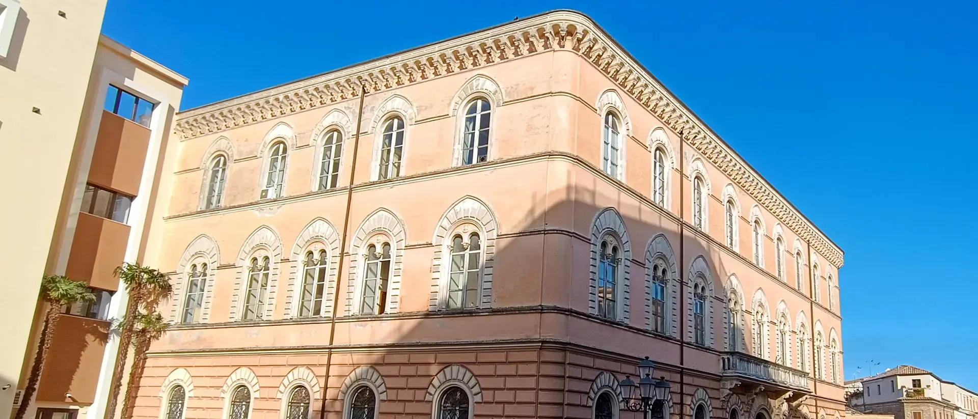 Palazzo dell’Intendenza di Finanza: Il Rinascimento Fiorentino nel cuore di Catanzaro\n