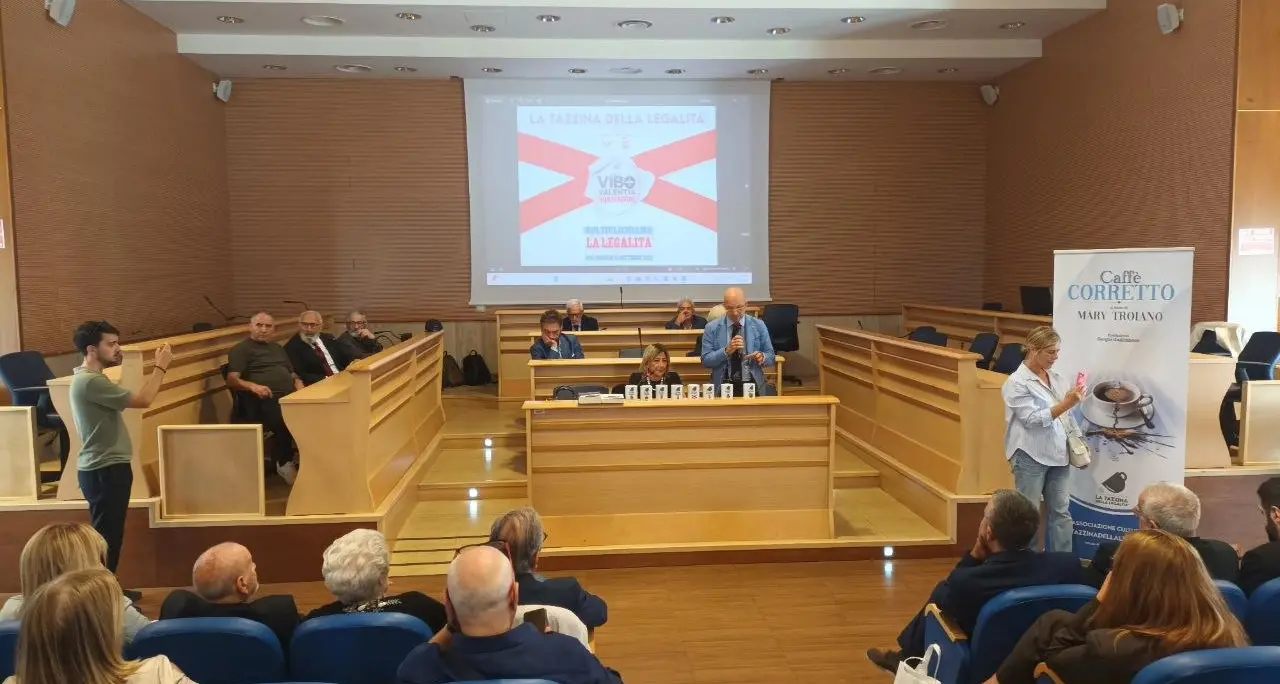 “Vibo non si divide”, amministratori e vittime di mafia fanno quadrato ma le associazioni disertano l’evento\n