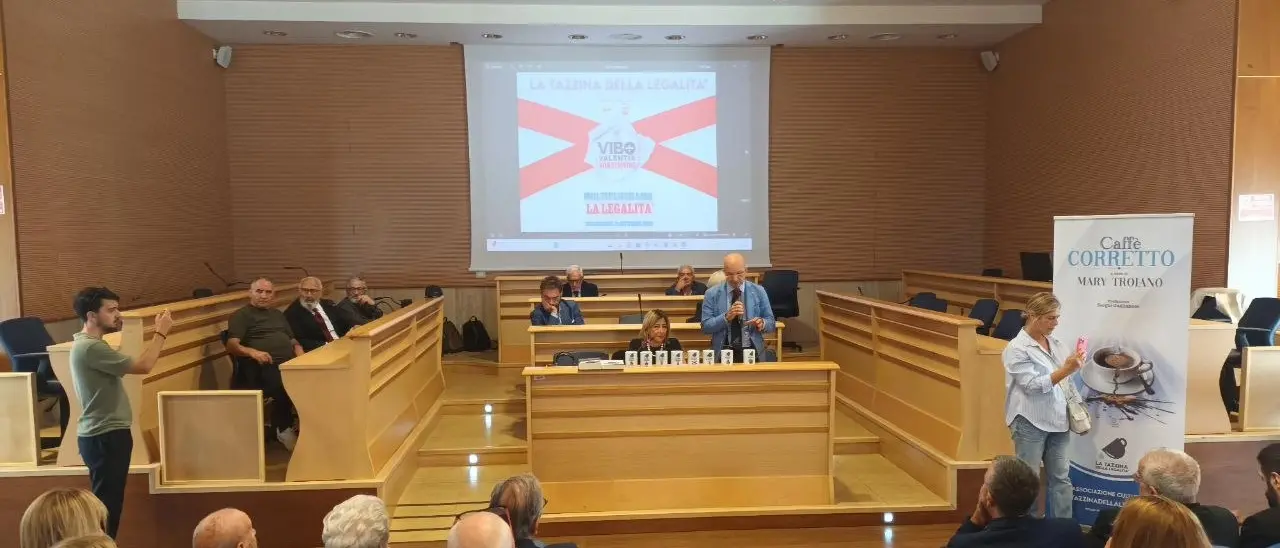 “Vibo non si divide”, amministratori e vittime di mafia fanno quadrato ma le associazioni disertano l’evento\n