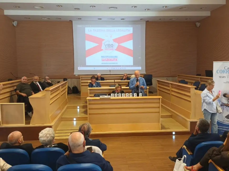 “Vibo non si divide”, amministratori e vittime di mafia fanno quadrato ma le associazioni disertano l’evento