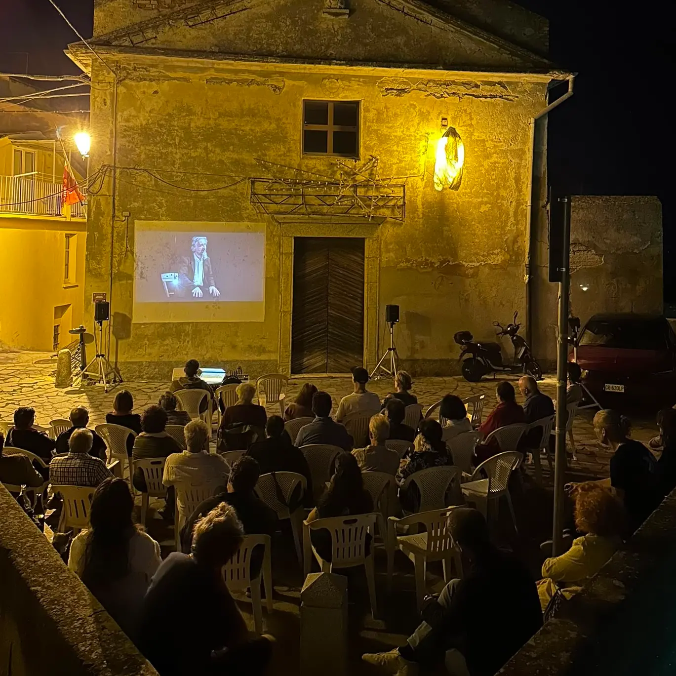 Cinema nel borgo, grande successo e tante emozioni a Badolato per la rassegna “Ciak! Si beve”\n