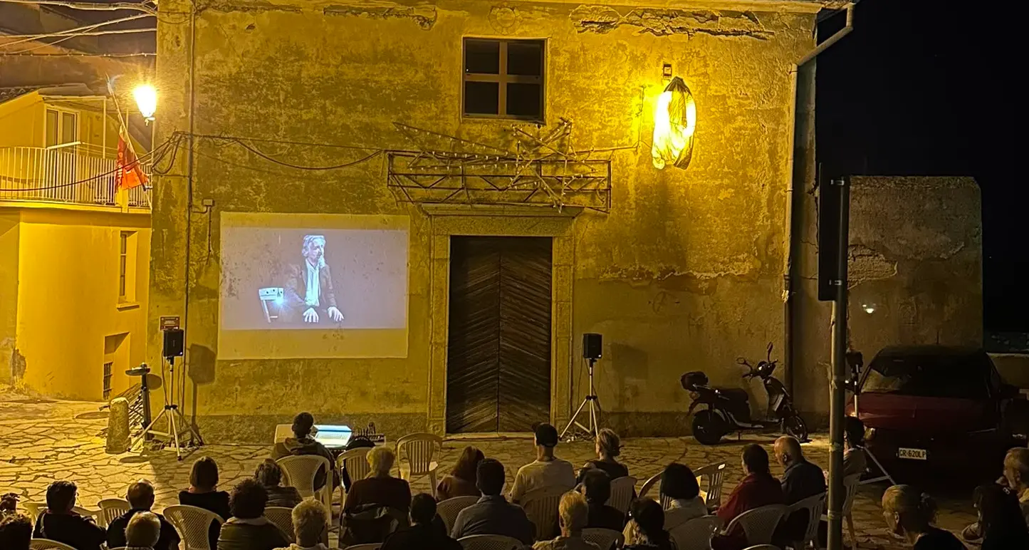 SPAc Cinema, grande successo e tante emozioni a Badolato per la rassegna “Ciak. Si Beve!”\n