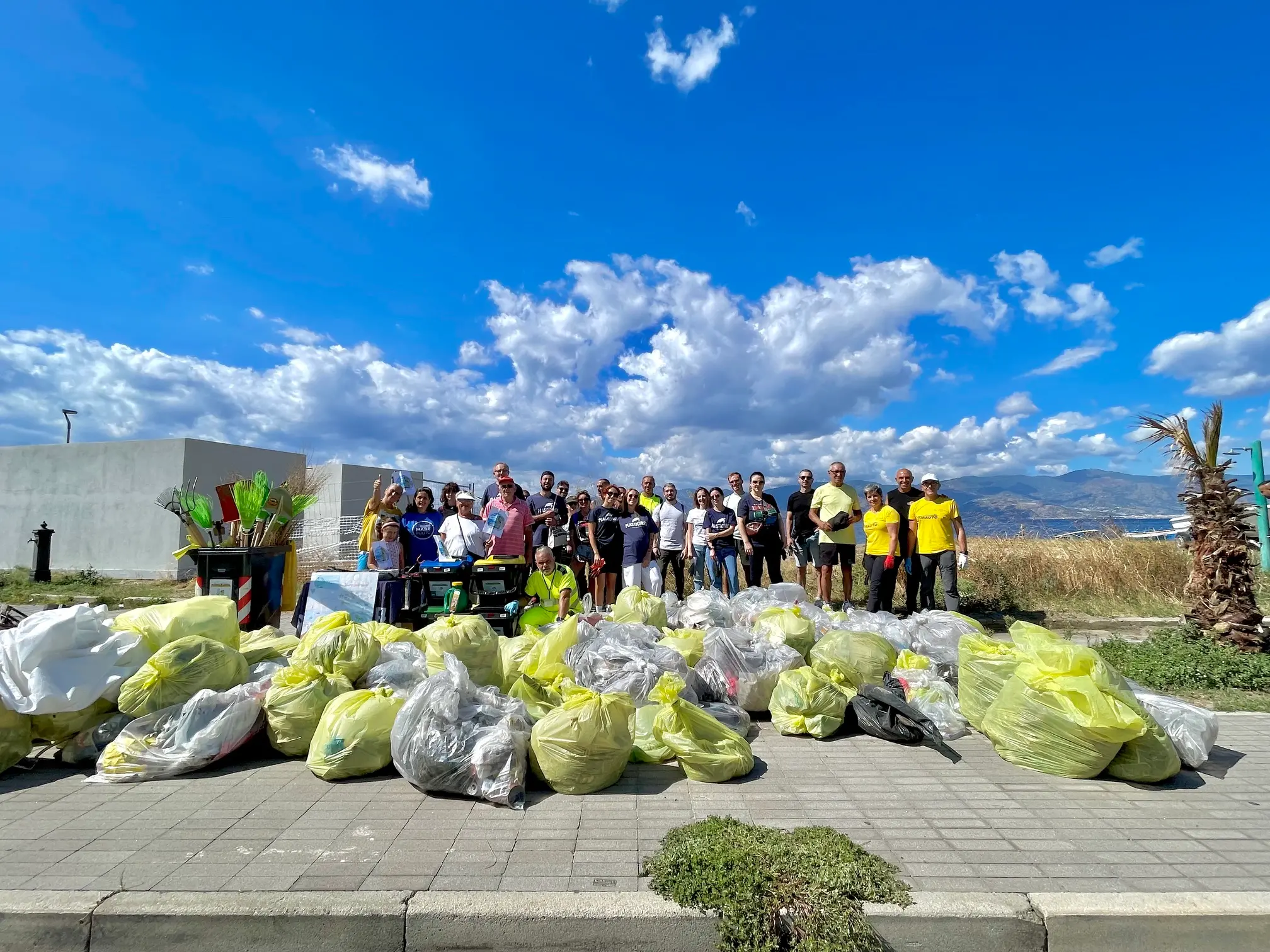 Plastic Free Sea & Rivers, a Reggio\u00A0rimosse due tonnellate di rifiuti dal Parco Lineare Sud\n