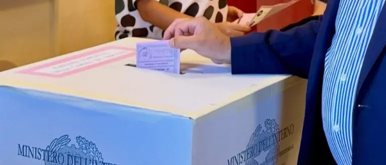 Roscioli vince a Reggio, ma alle urne solo un elettore su cinque: un’astensione che la politica non può ignorare\n