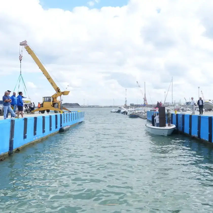 Porto di Corigliano, inaugurati i servizi per la marineria: alaggio, carburante e spazio per il diporto\n