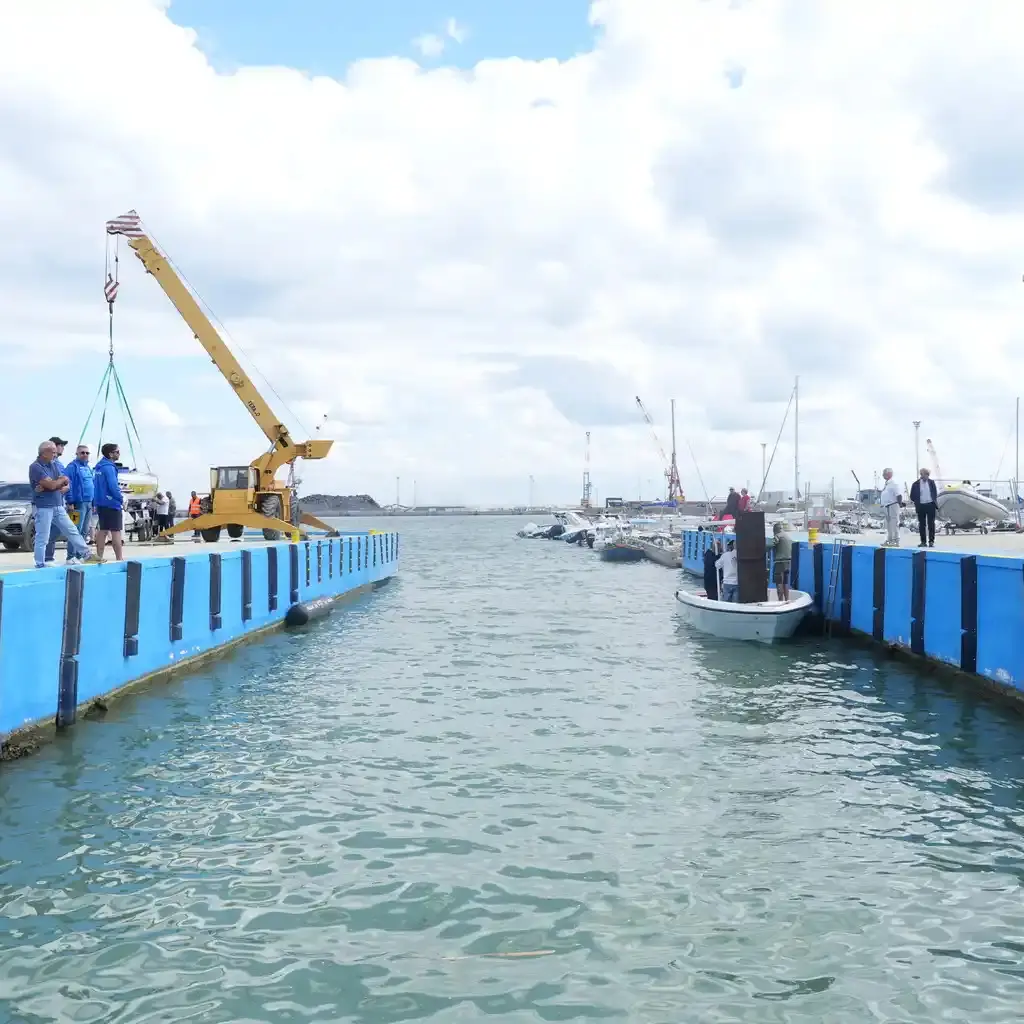 Porto di Corigliano, inaugurati i servizi per la marineria: alaggio, carburante e spazio per il diporto\n