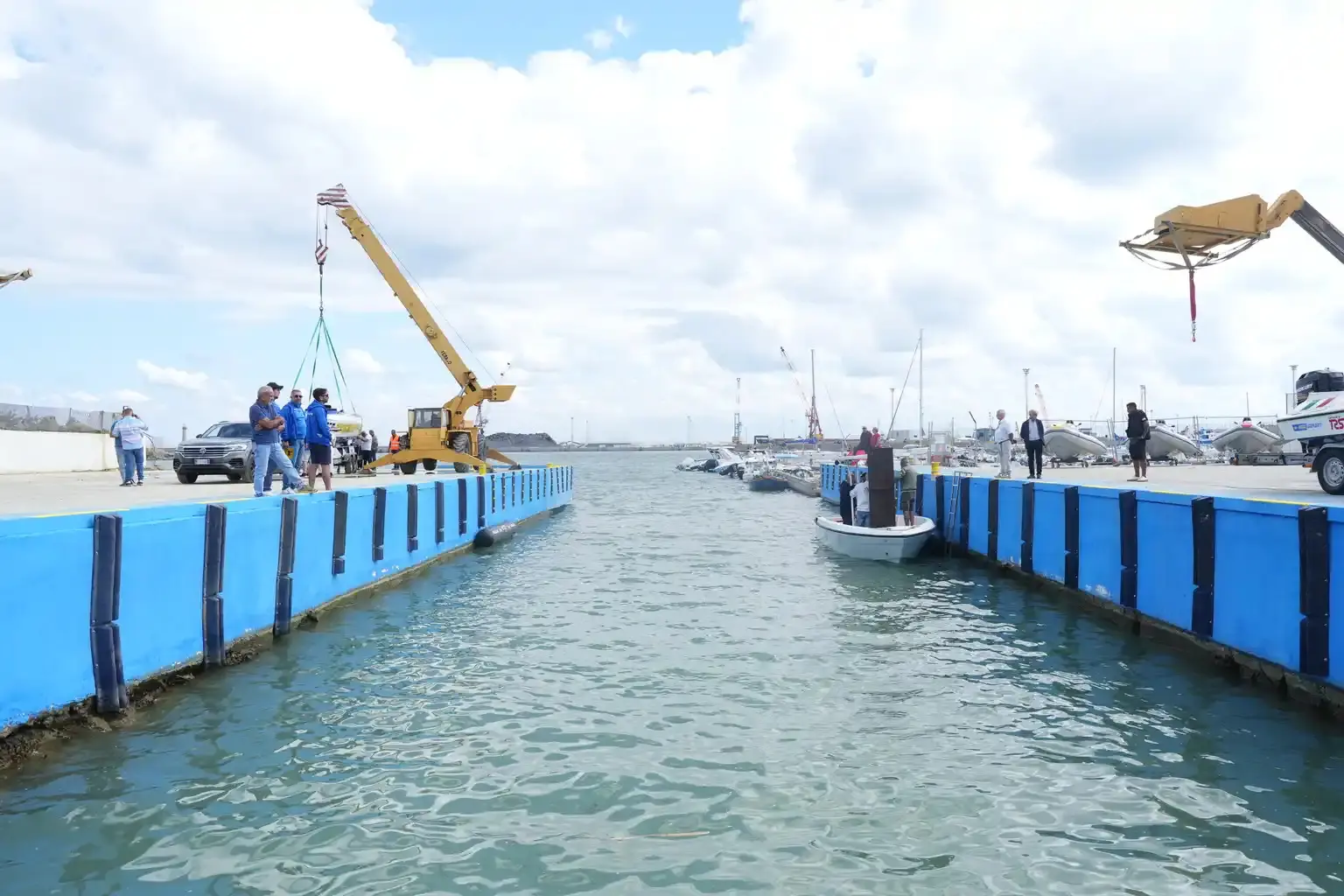 Porto di Corigliano, inaugurati i servizi per la marineria: alaggio, carburante e spazio per il diporto\n