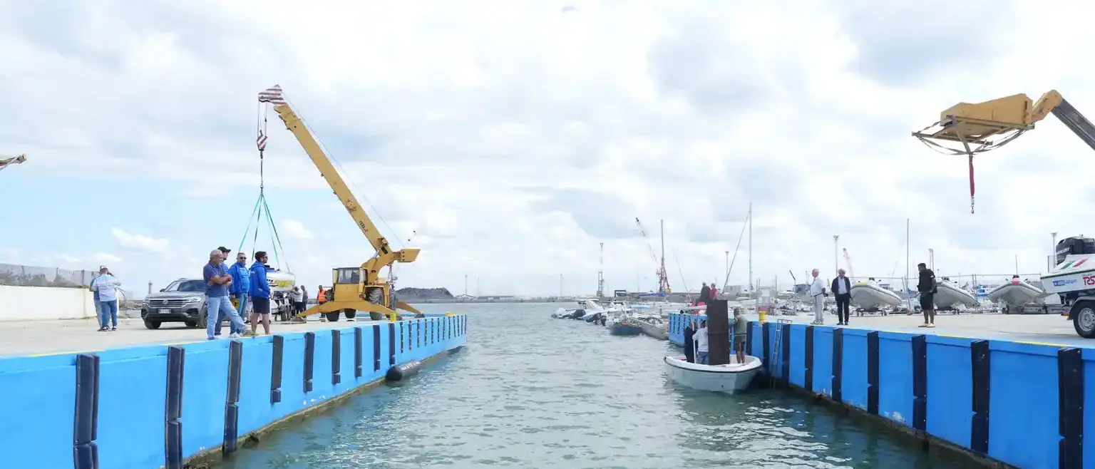 Porto di Corigliano, inaugurati i servizi per la marineria: alaggio, carburante e spazio per il diporto\n